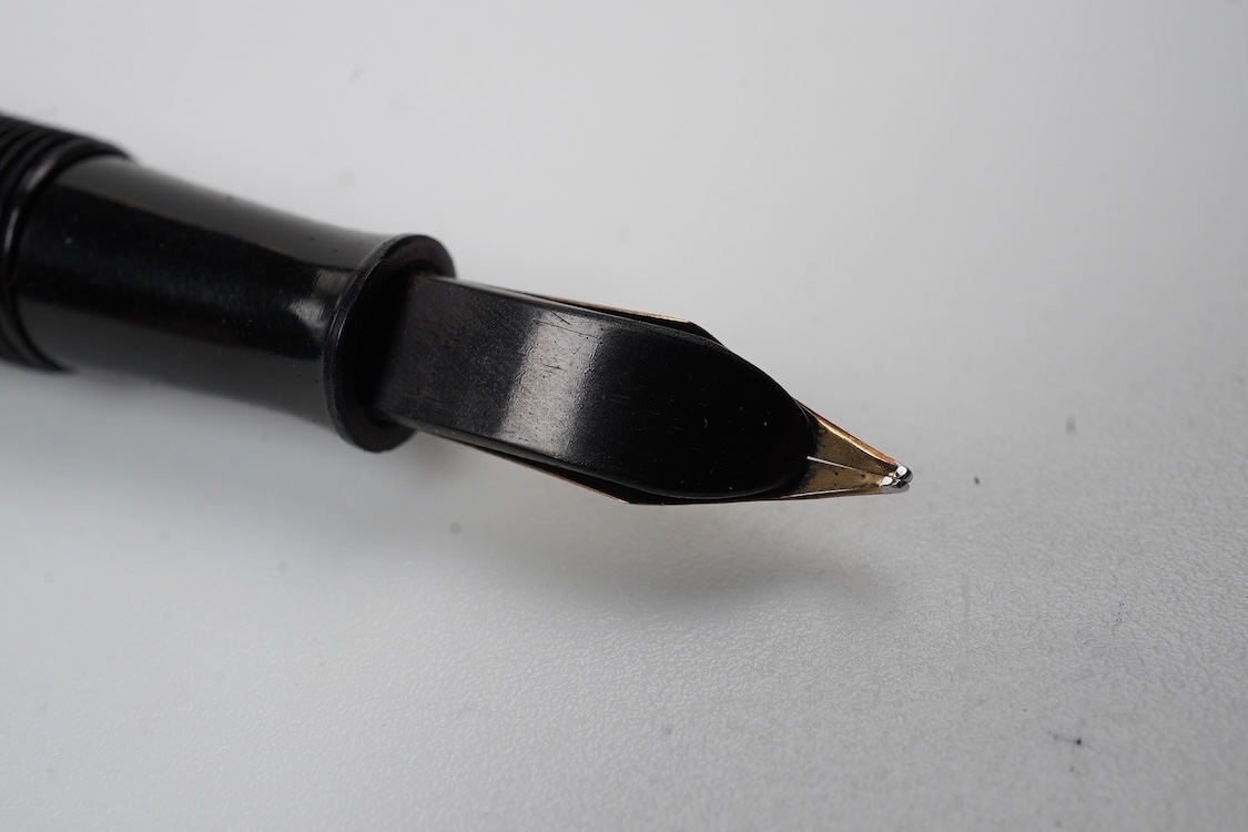 A Waterman FDW 9ct. gold lever fill fountain pen in lined engine turned decoration fitted with Waterman 14ct. gold nib